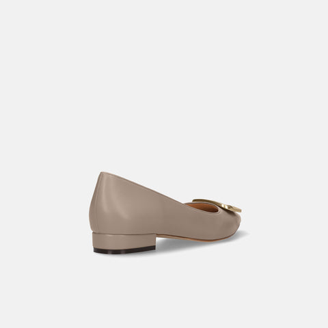 2025AW:ポインテッドトゥ バックル付き フラットシューズ(4785)グレージュ/mamian(マミアン)