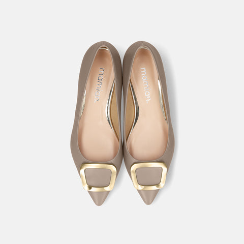 2025AW:ポインテッドトゥ バックル付き フラットシューズ(4785)グレージュ/mamian(マミアン)