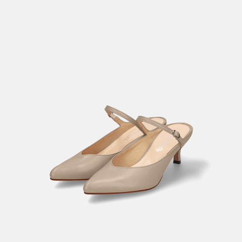 15%OFF:甲ストラップ付き ミュールスタイル パンプス(m55216)グレージュ/mamian(マミアン)