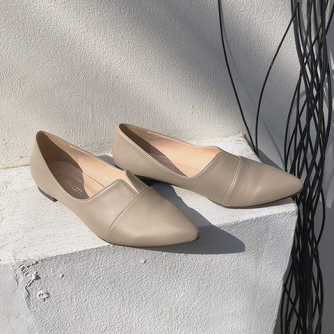 2025SSBI:ポインテッドトゥ フラット 切替ドレスシューズ(154)グレージュ/mamian(マミアン)