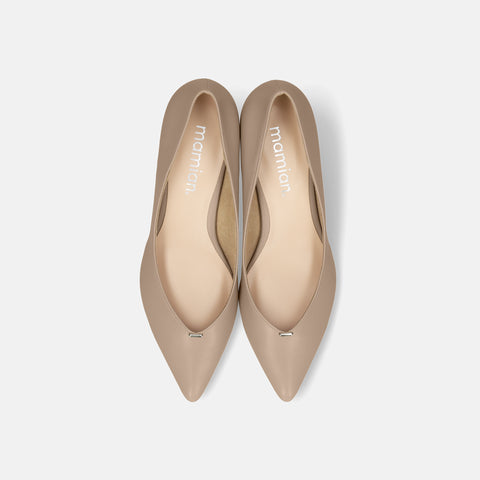 予約：2026SS：メタルパーツ Vカットパンプス（m45021）モイストジンジャー