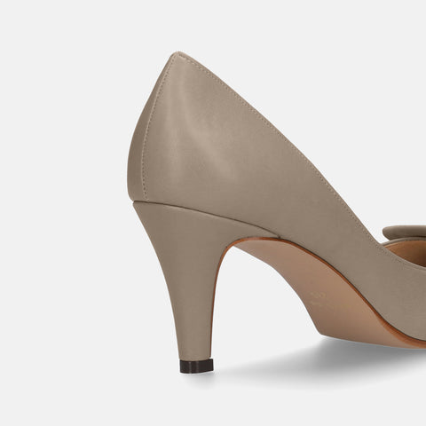 予約：2026SS：リボン付き ポインテッドトゥパンプス（m72027）グレージュ